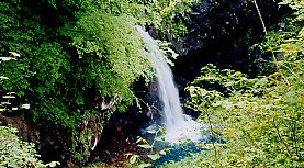 初夏の阿武隈川雌滝。